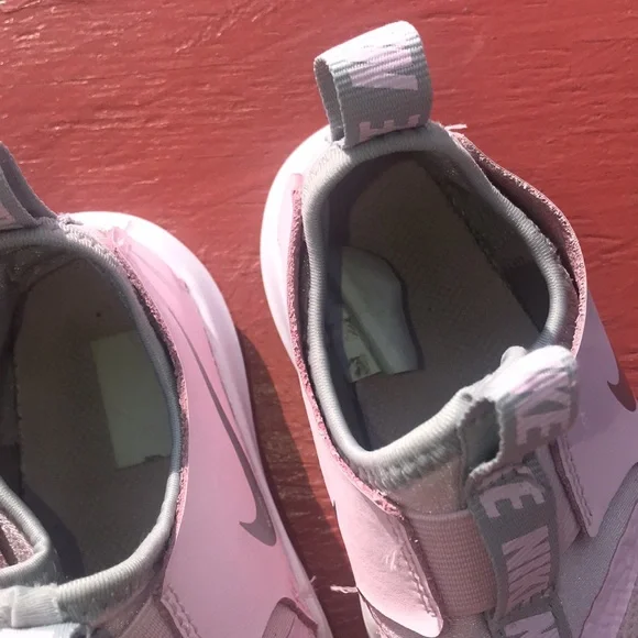 Light pink & white Nike 8c toddlers sneakers - Picture 2 of 6